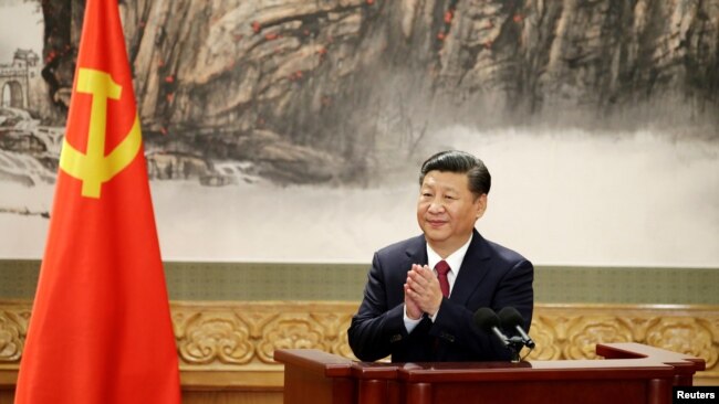 新一届中央政治局常委在人民大会堂会见记者，国家主席习近平在演讲结束后鼓掌（2017年10月25日）。