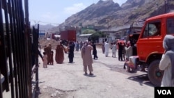 Pakistan membuka kembali penyeberangan perbatasan dengan Afghanistan di Torkham yang ramai hari Sabtu (18/6). Pintu gerbang penyeberangan tersebut sebelumnya ditutup selama seminggu menyusul pertempuran maut antara kedua negara, yang mengakibatkan ribuan orang yang bepergian dan konvoi perdagangan terhenti di kedua sisi perbatasan.