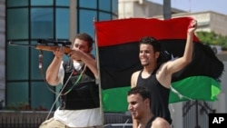 利比亞反政府戰鬥人員星期一這時的黎波里舉行慶祝活動