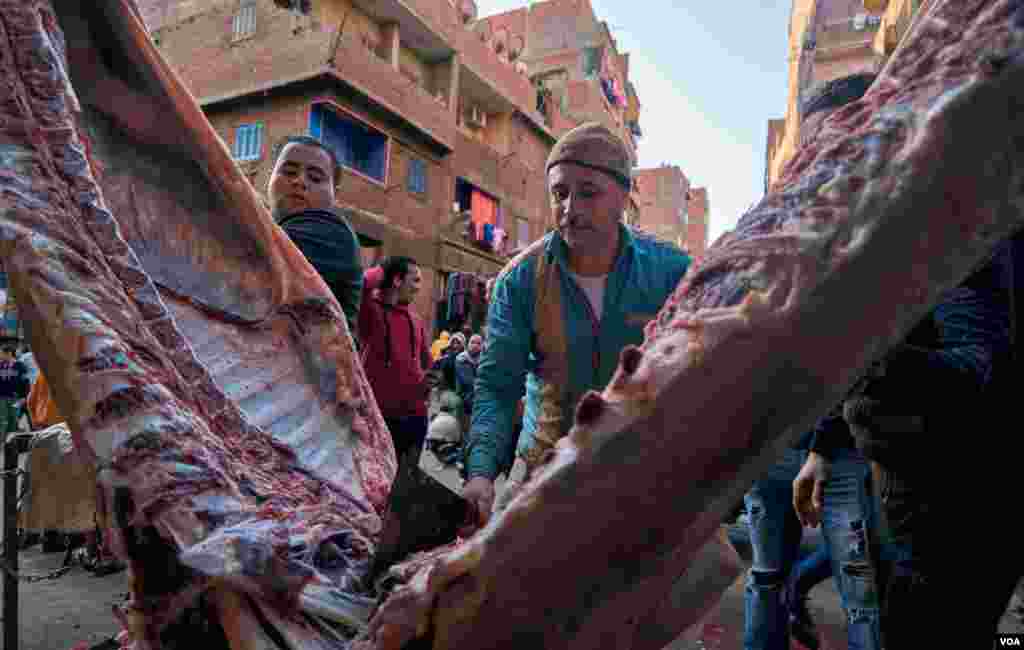 Cairo butchers do brisk business the day before Christmas. After Christmas Eve Mass, Coptic Orthodox Christians break a long meatless fast. (Hamada Elrasam/VOA)