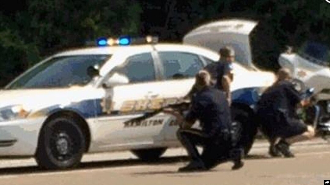 Gambar dari televisi lokal WRCB-TV memperlihatkan pihak berwajib mengepung lokasi dekat jalan raya Amincola dekat Naval Reserve Center di Chattanooga, Tennessee (16/7).