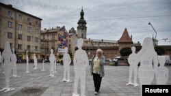 Мистецька інсталяція у Львові, яка символізує вбитих українських людей і присвячена 500-му дню нападу Росії на Україну, 7 липня 2023 р. REUTERS/Павло Паламарчук