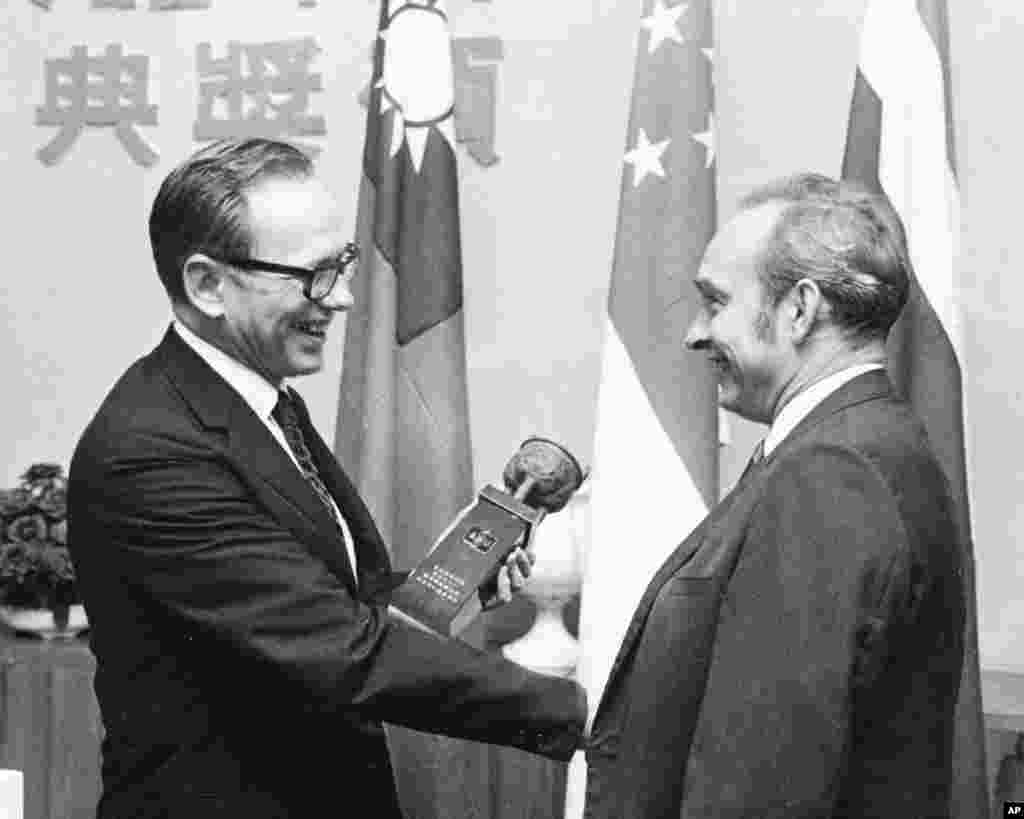 老照片回顾：美国之音中文广播70年