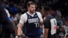 El esloveno Luka Doncic, base de los Mavericks de Dallas, discute con el árbitro Sean Wright durante el partido ante los Trail Blazers de Portland, el lunes 23 de diciembre de 2024 