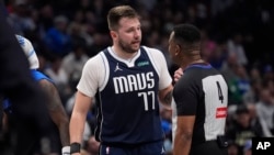 El esloveno Luka Doncic, base de los Mavericks de Dallas, discute con el árbitro Sean Wright durante el partido ante los Trail Blazers de Portland, el lunes 23 de diciembre de 2024 