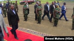 Le président Joseph Kabila à l'aéroport de Kavumu, à Bukavu, Sud-Kivu, RDC, 22 décembre 2015. VOA/Ernest Muhero