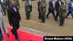 Le président Joseph Kabila à l'aéroport de Kavumu, à Bukavu, Sud-Kivu, RDC, 22 décembre 2015. (VOA/Ernest Muhero)