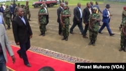 Le président Joseph Kabila à l'aéroport de Kavumu, à Bukavu, Sud-Kivu, RDC, le 22 décembre 2015. (VOA/Ernest Muhero)