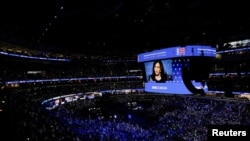 Calon presiden dari Partai Demokrat dan Wakil Presiden AS Kamala Harris ditampilkan di layar lebar pada Hari ke-1 Konvensi Nasional Demokrat (DNC) di United Center, Chicago, Illinois, Amerika Serikat, 19 Agustus 2024. (Cheney Orr/REUTERS)