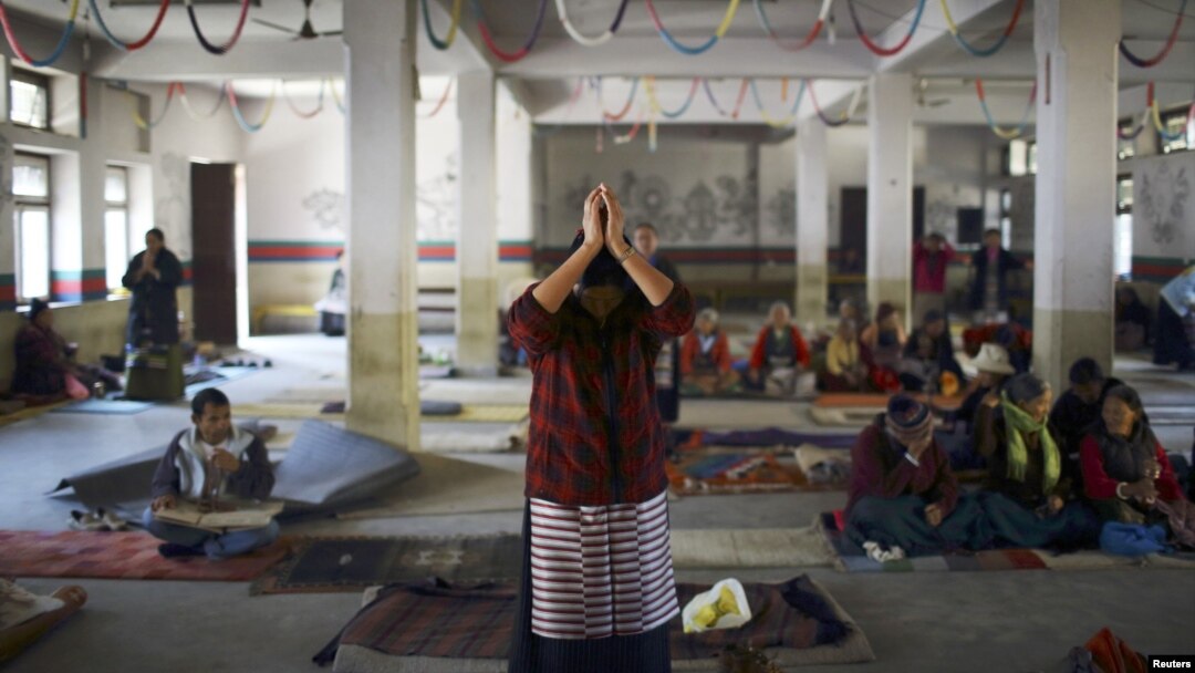 Một phụ nữ Tây Tạng ở Kathmandu cầu nguyện cho những người Tây Tạng tự thiêu, 17/11/12