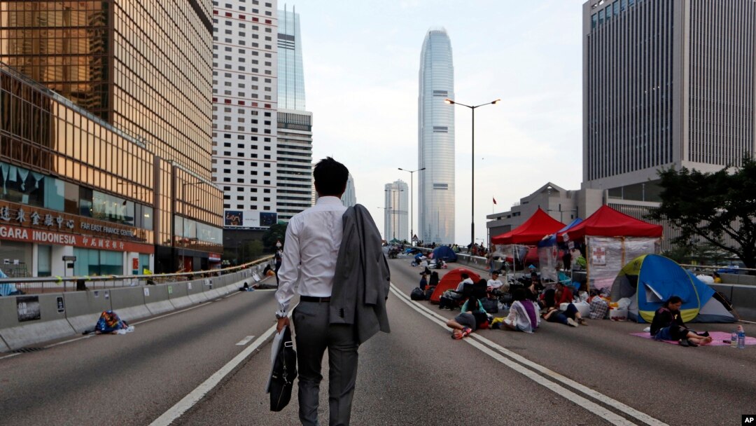 星期一，香港街头平静，部分抗议者留守，公务员恢复上班