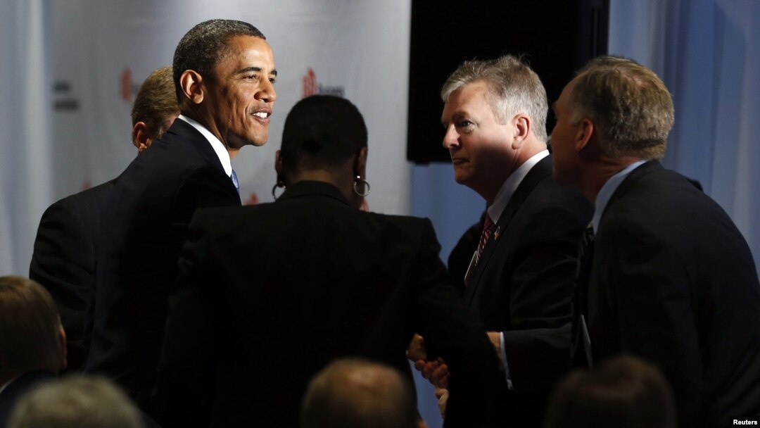 U.S. President Barack Obama (L) shakes hands at the Business Roundtable in Washington, where he renewed his call for tax hikes on the wealthiest 2 percent of Americans and for an increase in the nation's borrowing limit, December 5, 2012.