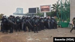 Polisi memperketat pengamanan saat berlangsungnya aksi mahasiswa di depan Gedung DPR di Jakarta pada 20 September 2019. (Foto: VOA/Sasmito)