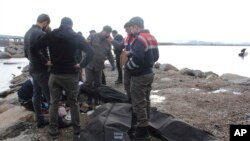 Tentara penjaga perbatasan Turki (gendarmerie) dan pihak berwenang lainnya berkumpul di sekitar dua jenazah anak-anak yang ditemukan di tepi sungai Meric, Erdine, Turki, di perbatasan Yunani, 13 Februari 2018. (Foto: dok).