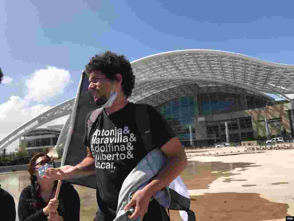 Bryan es un joven que salió a protestar en el marco de la visita del presidente Donald Trump a Puerto Rico. El joven señala que EE.UU. debe preocuparse más por ayudar en el campo porque los recursos solo están llegando a San Juan.