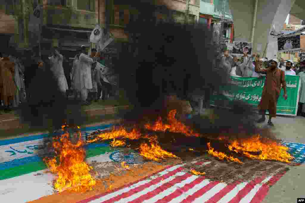 이슬람 금식 기간 라마단의 마지막 금요일인 &#39;쿠드스의 날&#39;에 파키스탄 페샤와르 시민들이 미국과 이스라엘, 인도 국기를 불태우고 있다.