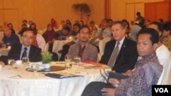 Direktur USAID Glenn Anders (kedua dari kanan) dan Prof. Supriadi Rustad (kanan) dalam acara diskusi di Jakarta (8/12).