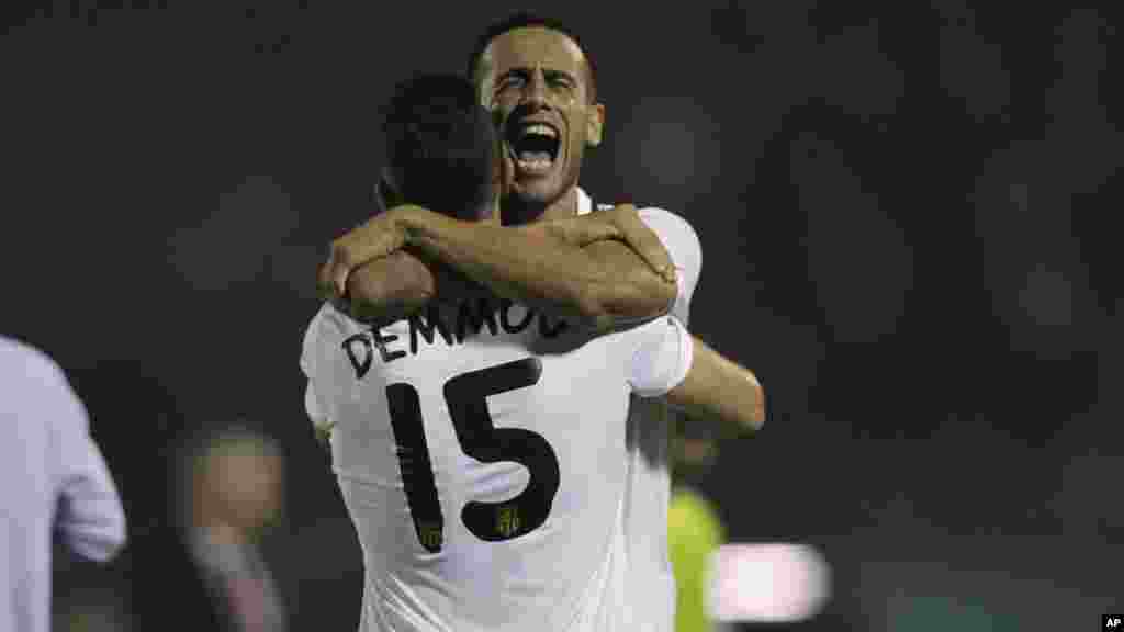 Abdelghani Demmou (15) et Mohamed Benyettou d'Entente Sportive de Sétif d'Algérie jubilent après avoir remporté le match&nbsp;final de la Ligue africaine des champions de football face à l'AS Vita Club République démocratique au stade Mustapha Tchaker à Blida, le 1er novembre 2014.