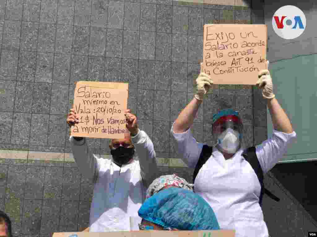 &quot;Y no, y no, y no nos quitar&#225;n el derecho a protesta&quot;, coreaban los profesionales de la salud al frente del PNUD. Foto: &#193;lvaro Algarra, VOA.