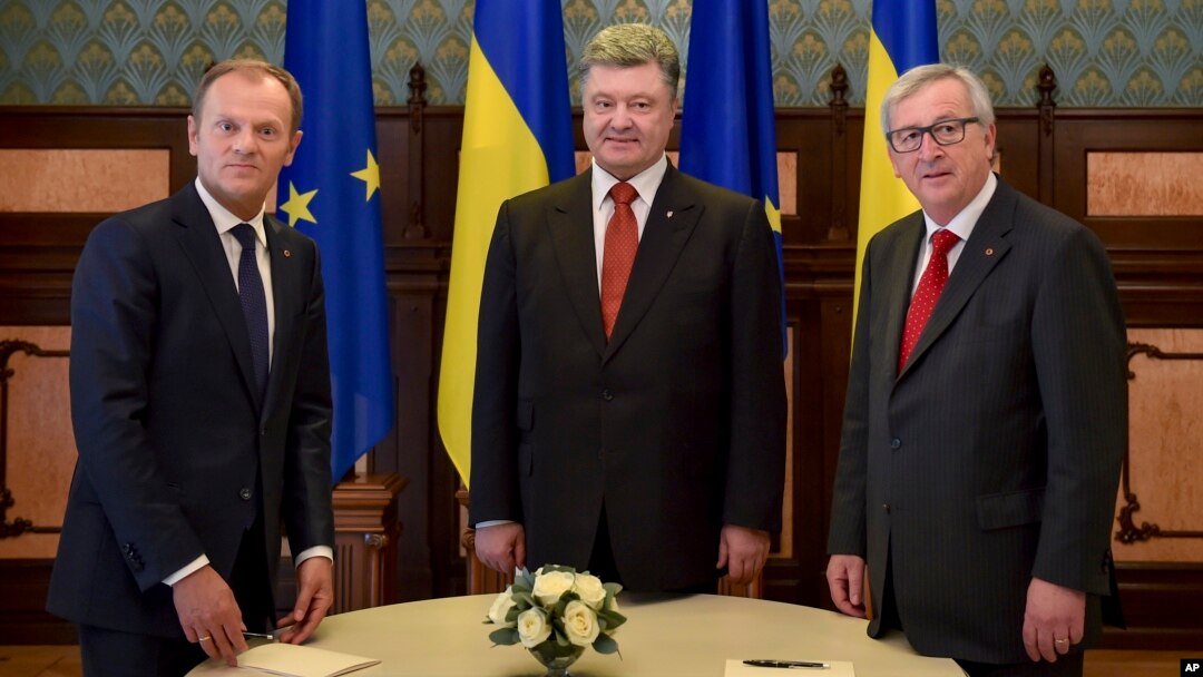 Ukrainian President Petro Poroshenko (C), European Council President Donald Tusk (L), and European Commission President Jean-Claude Juncker pose for a photo during the EU-Ukraine summit in Kyiv, Ukraine, April 27, 2015.