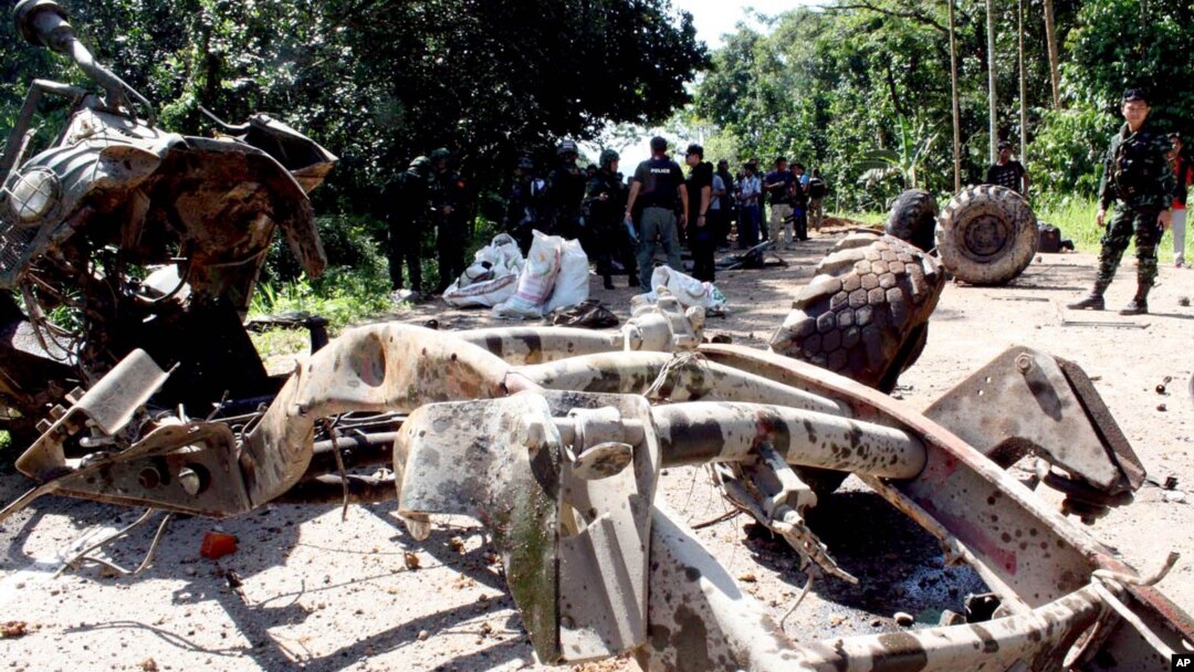 Tentara Thailand mengamankan dan memeriksa lokasi dimana sebuah kendaraan militer terkena serangan bom pinggir jalan di provinsi Yala, selatan Thailand (29/6). 