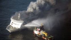 نجات مسافران و خدمه قایقی که در دریای بالتیک آتش گرفت