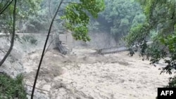 Foto ilustrasi dari tangkapan layar video tampak jembatan yang rusak di atas Sungai Teesta di utara Sikkim, wilayah Chungthang, India, Oktober 2023. (Foto: Indian Army/AFP)