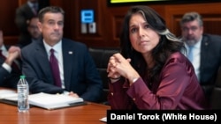 资料照：中央情报局局长约翰·拉特克利夫(John Ratcliffe)与国家情报总监图尔西·加巴德(Tulsi Gabbard)在白宫情况室参加会议。(2025年6月21日) 