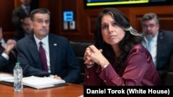 존 랫클리프 CIA 국장(왼쪽)과 털시 개버드 국가정보국장이 2025년 6월 21일 백악관 상황실에서 회동하고 있다.