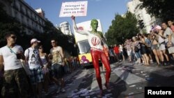 Jóven homosexual protesta por abusos en Irán.