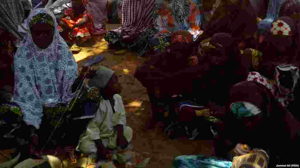 Wata mace tana kadi a Agayawa jihar Katsina Nigeria