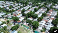 Vista aérea del barrio La Campanera de Soyapango, El Salvador, el martes 3 de septiembre de 2024. Autoridades policiales del país informaron que desmantelaron una red internacional de pornografía infantil que operaba en la nación centroamericana. (Foto AP/Salvador Meléndez).