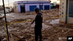 Jalanan penuh dengan sampah setelah banjir melanda sebuah kota di Chile utara, akibat hujan lebat sejak Kamis 26/3 (foto: dok).