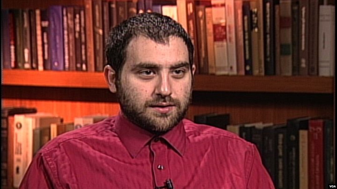 Omar Hosino, politički analitičar