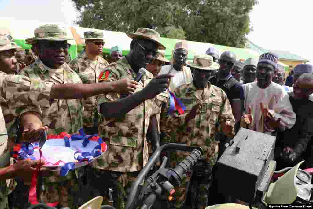 Babban hafsan sojojin kasa na Najeriya, Janar Buratai, yana kaddamar da babura na sojoji