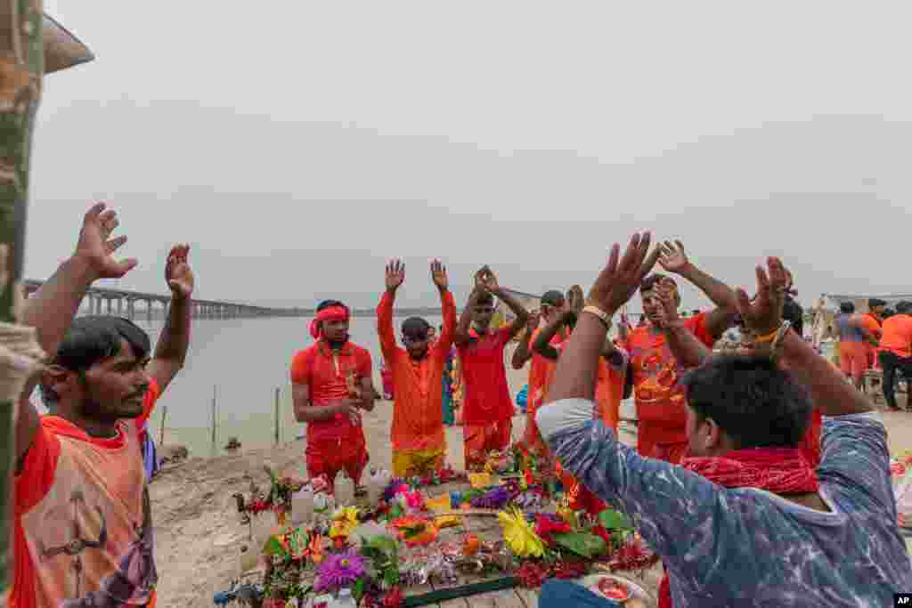 گروهی از هندوها بعد از نیایش برای &#171;شیوا&#187; از خدایان هندو، در آب رودخانه گنگ شستشو داده شده و در حال نیایش هستند. 