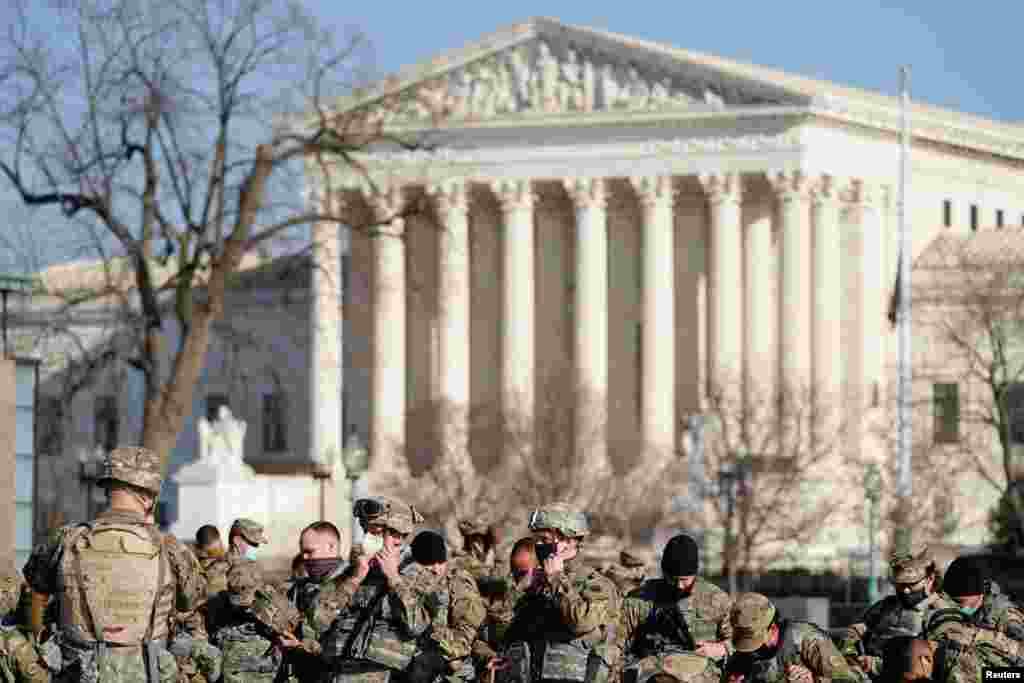 Miembros de la Guardia Nacional se re&#250;nen en zonas adyacentes al Capitolio. 13 de enero de 2021.