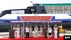 북한은 8일, 북한 해군 전술핵공격잠수함 ‘김군옥 영웅함’ 진수식이 지난 6일 함경남도 신포조선소에서 열렸다며 사진을 공개했다.