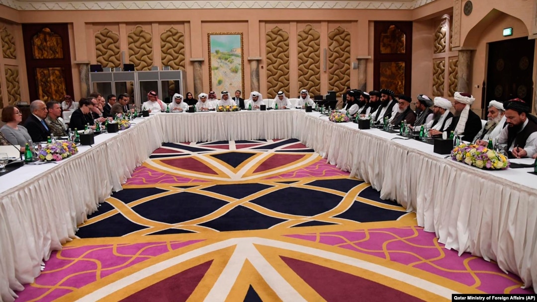 Utusan Khusus Kementerian Luar Negeri Qatar Mutlaq Bin Majid Al-Qahtanithe, Utusan Khusus AS untuk Afghanistan, Zalmay Khalilzad, dan Wakil Komandan Taliban untuk Urusan Politik, Mulla Abdul Ghani Berader, melakukan pembicaraan di Doha, 25 Februari 2019.
