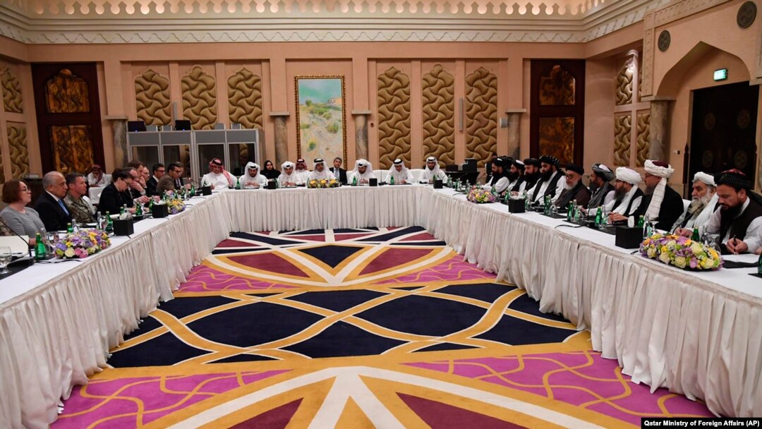 قطر کی وزارت خارجہ کی طرف سے افغان امن مذاکرات کے اجلاس کی جارک کی جانے والی ایک تصویر۔ 26 فروری 2019