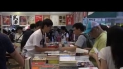 香港書展首開至午夜 政治書成焦點