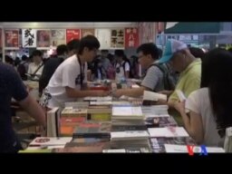 香港書展首開至午夜 政治書成焦點
