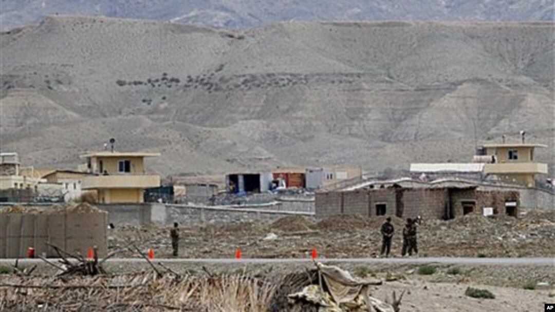 Pangkalan NATO di Afghanistan (foto: dok). Dua serangan bunuh diri dekat pangkalan NATO di provinsi Wardak menewaskan 12 orang, Sabtu (1/9). 