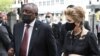 Presiden Afrika Selatan Cyril Ramaphosa menyapa Elita de Klerk, janda mantan Presiden FW de Klerk pada upacara peringatan kenegaraan di Cape Town, Afrika Selatan, 12 Desember 2021. (REUTERS/Mike Hutchings)