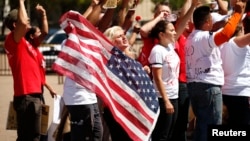 Para aktivis melakukan unjuk rasa anti deportasi terhadap imigran gelap di depan Gedung Putih di Washington (foto: dok).