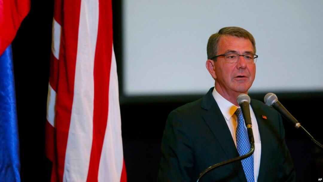 Menteri Pertahanan AS, Ash Carter, berbicara kepada pejabat militer dan pertahanan papan atas di Quezon City, Filipina (15/4). (AP/Bullit Marquez)