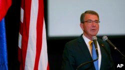 Menteri Pertahanan AS, Ash Carter, berbicara kepada pejabat militer dan pertahanan papan atas di Quezon City, Filipina (15/4). (AP/Bullit Marquez)