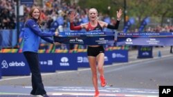 Vận động viên Shalane Flanagan vượt mức đến trong cuộc đua Marathon Thành phố New York dành cho phụ nữ, ngày 5/11/2017.