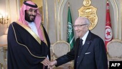 Le président tunisien Beji Caid Essebsi (à droite) reçoit le prince héritier saoudien Mohammed ben Salmane au palais présidentiel de Carthage, à Tunis, le 27 novembre 2018. 