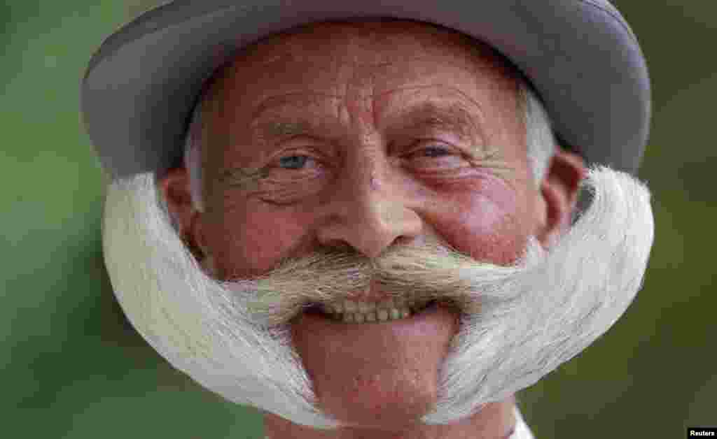 داڑھی اور مونچھوں کے بالوں کو ایسے تراشا گیا کہ دیکھنے والا دیکھتا ہی رہ جائے